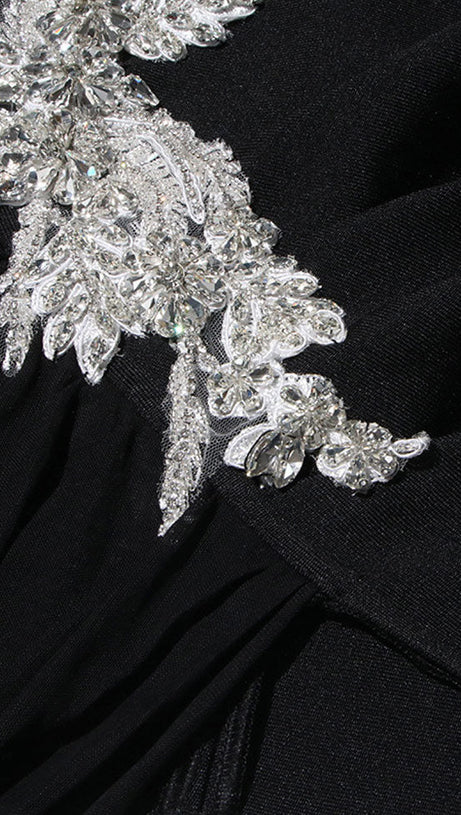 Funkelndes, figurbetontes Party-Minikleid mit Rundhalsausschnitt und drapiertem Bandage-Ausschnitt und Kristallen