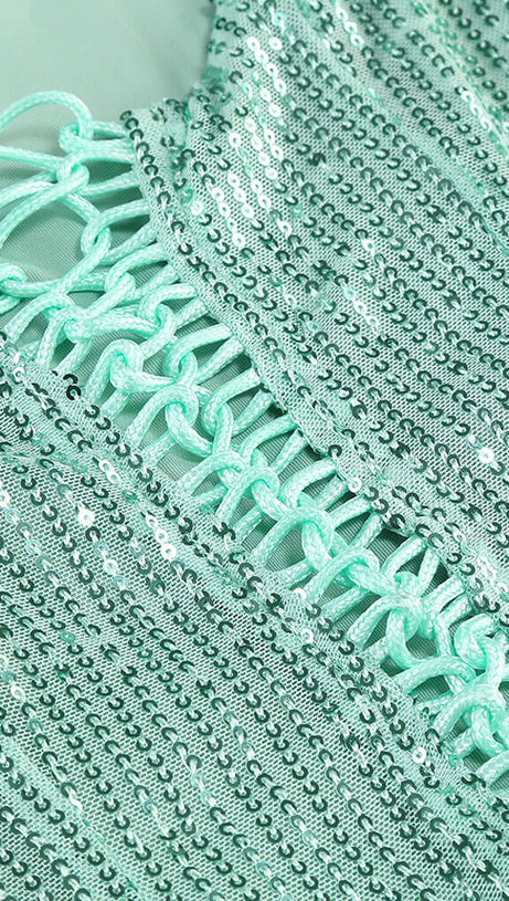 Glitzerndes, Paillettenbesetztes, gedrehtes, gerüschtes, hochgeschlitztes Unterkleid für den Abend