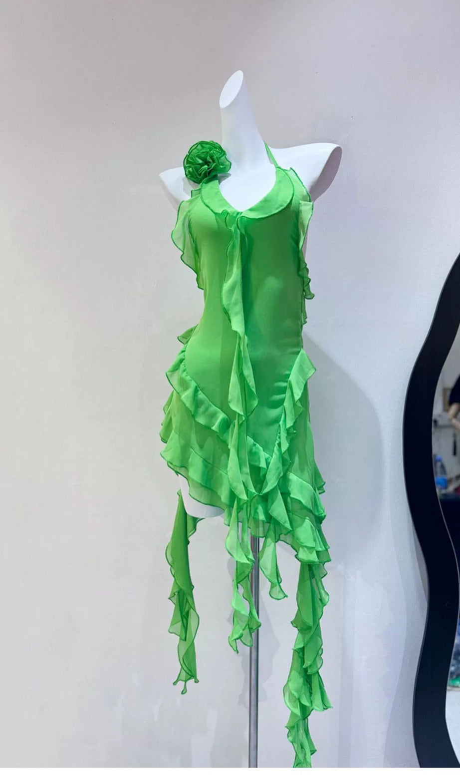 GRÜNES MINIKLEID MIT RÜSCHEN UND NECKHOLDER-AUSSCHNITT