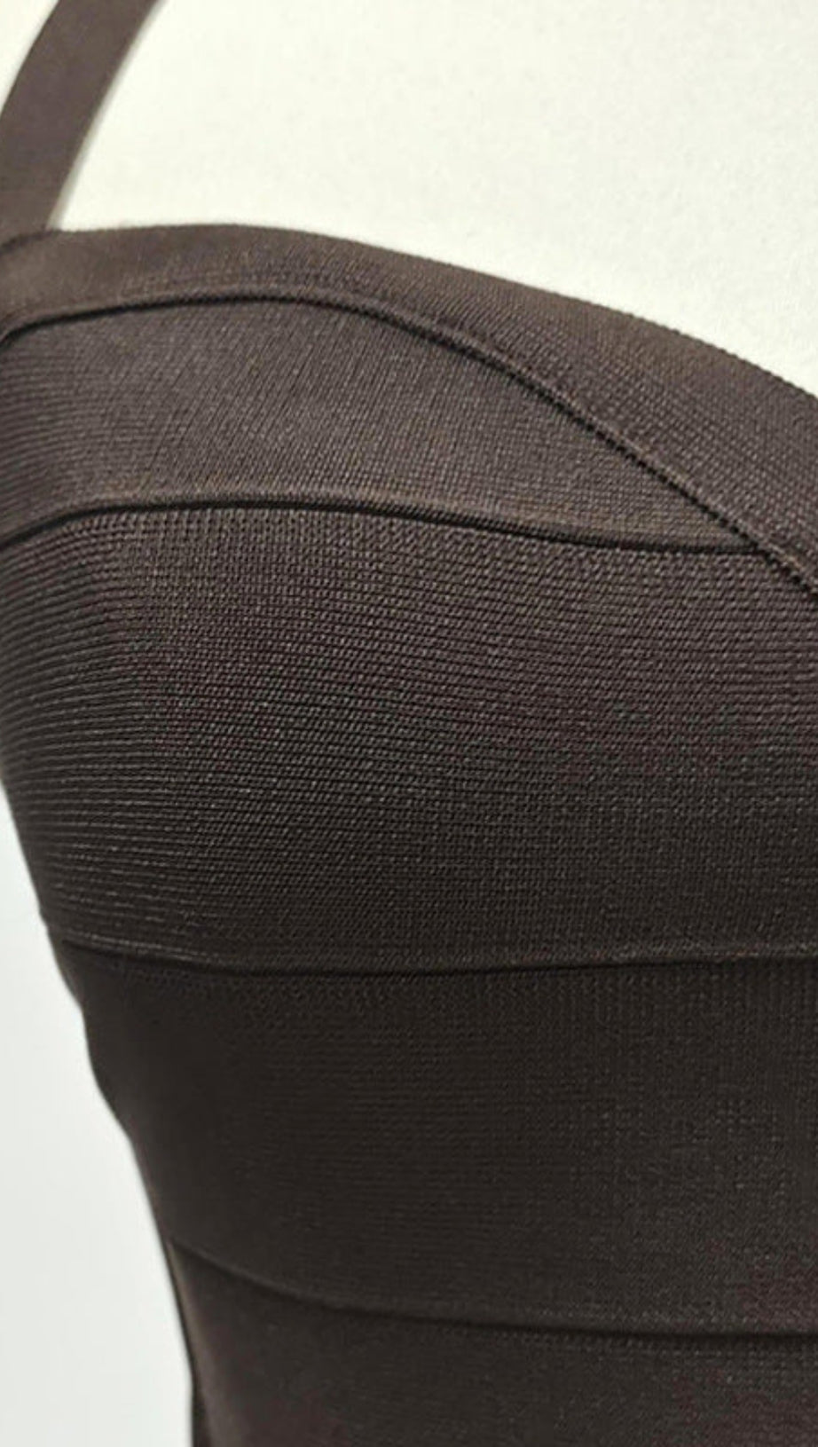 Schokoladenbraunes Neckholder-Midi-Bandagekleid in Bodycon-Optik