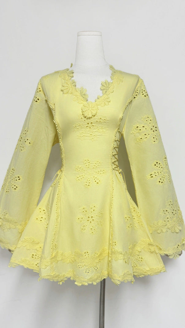 Minikleid mit Blumenstickerei und Hohlsaum in Weiß
