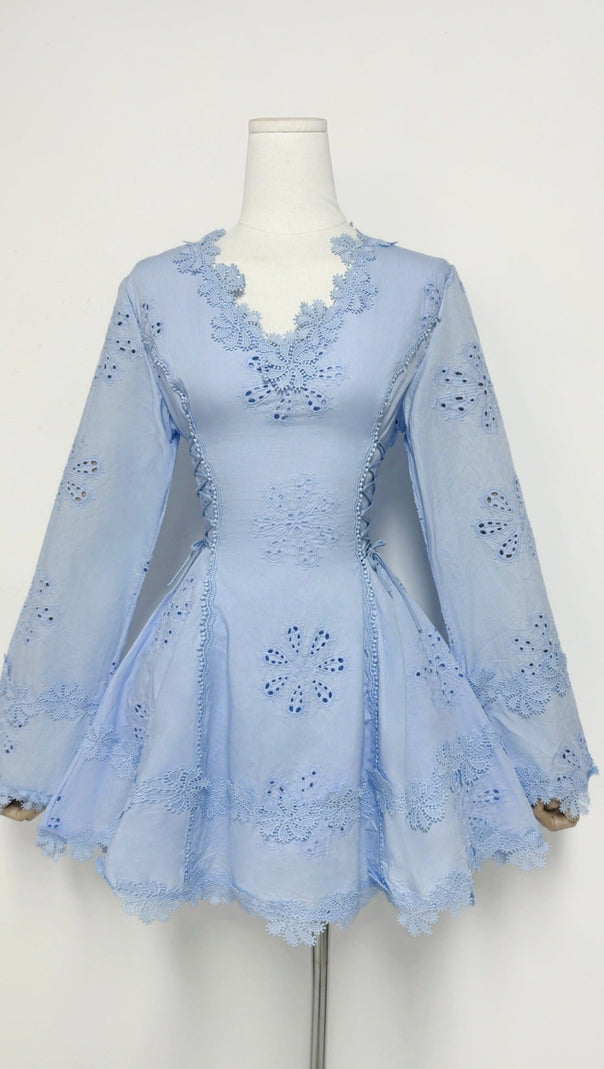 Minikleid mit Blumenstickerei und Hohlsaum in Weiß