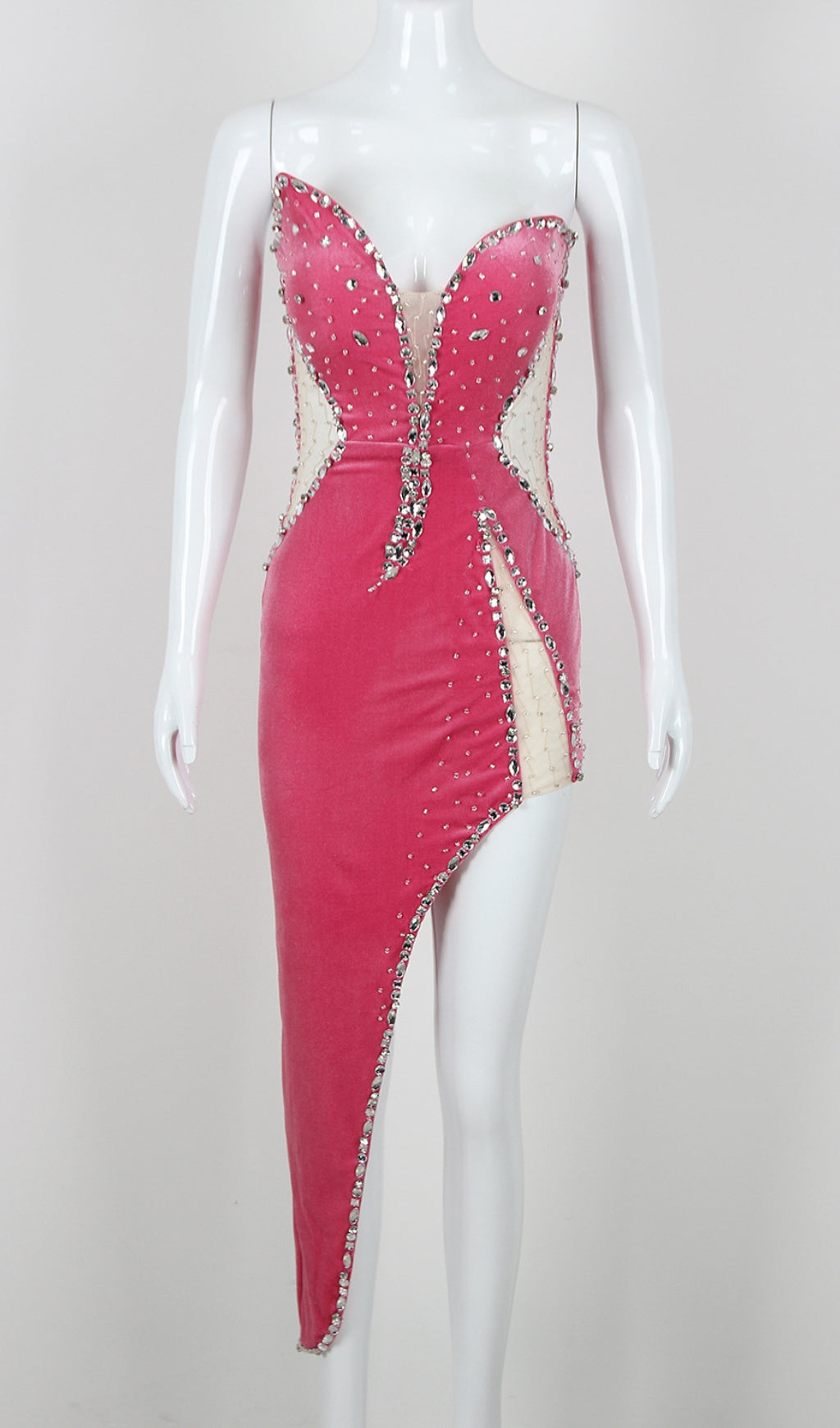 Abito a sirena con intagli asimmetrici decorati con strass in rosso rosa 