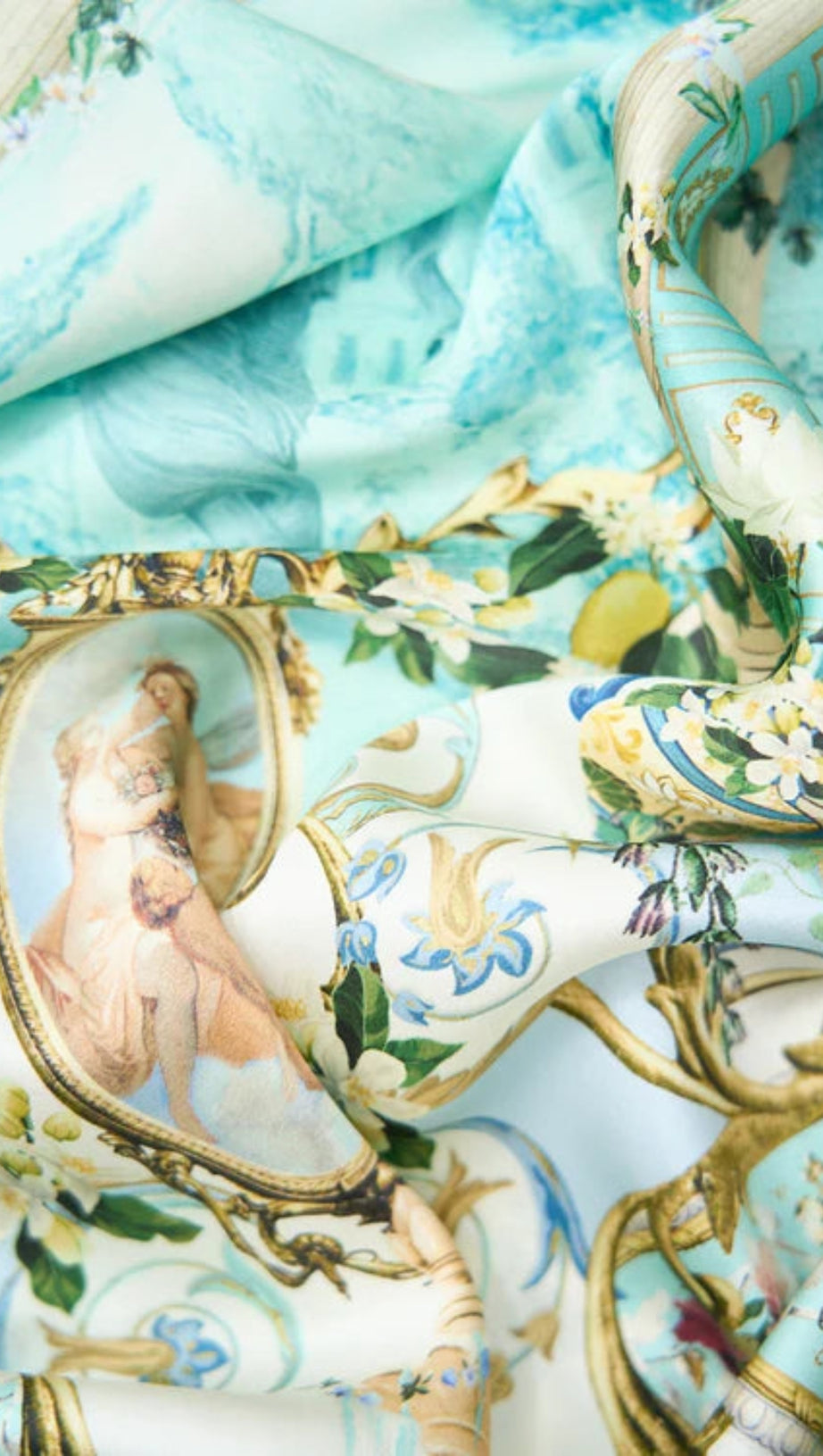 ABITO LUNGO IN SETA CON SCOLLO A V, ORLO IRREGOLARE, STAMPATO MULTICOLORE VERDE