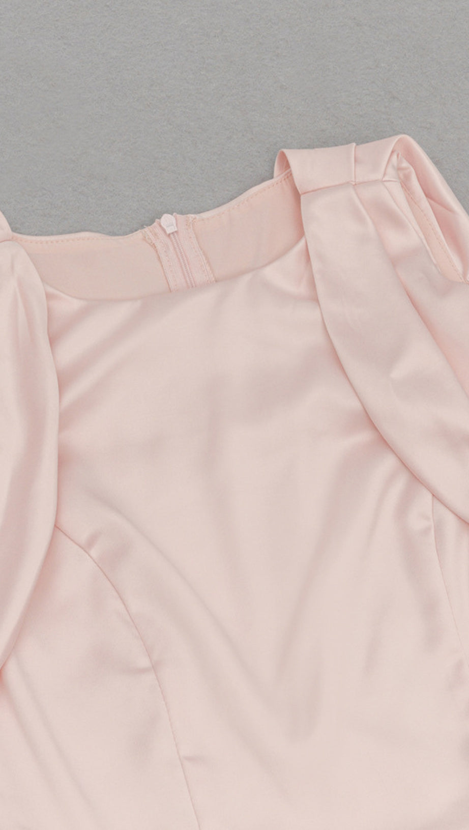 Cold-Shoulder-Midikleid mit Schleifendetail und Schlitz in Hellrosa 