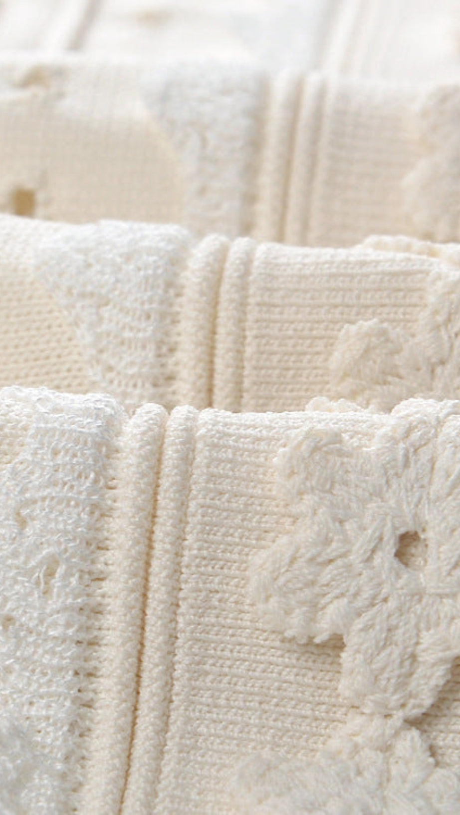 Strickrock mit Häkelbesatz in Ecru