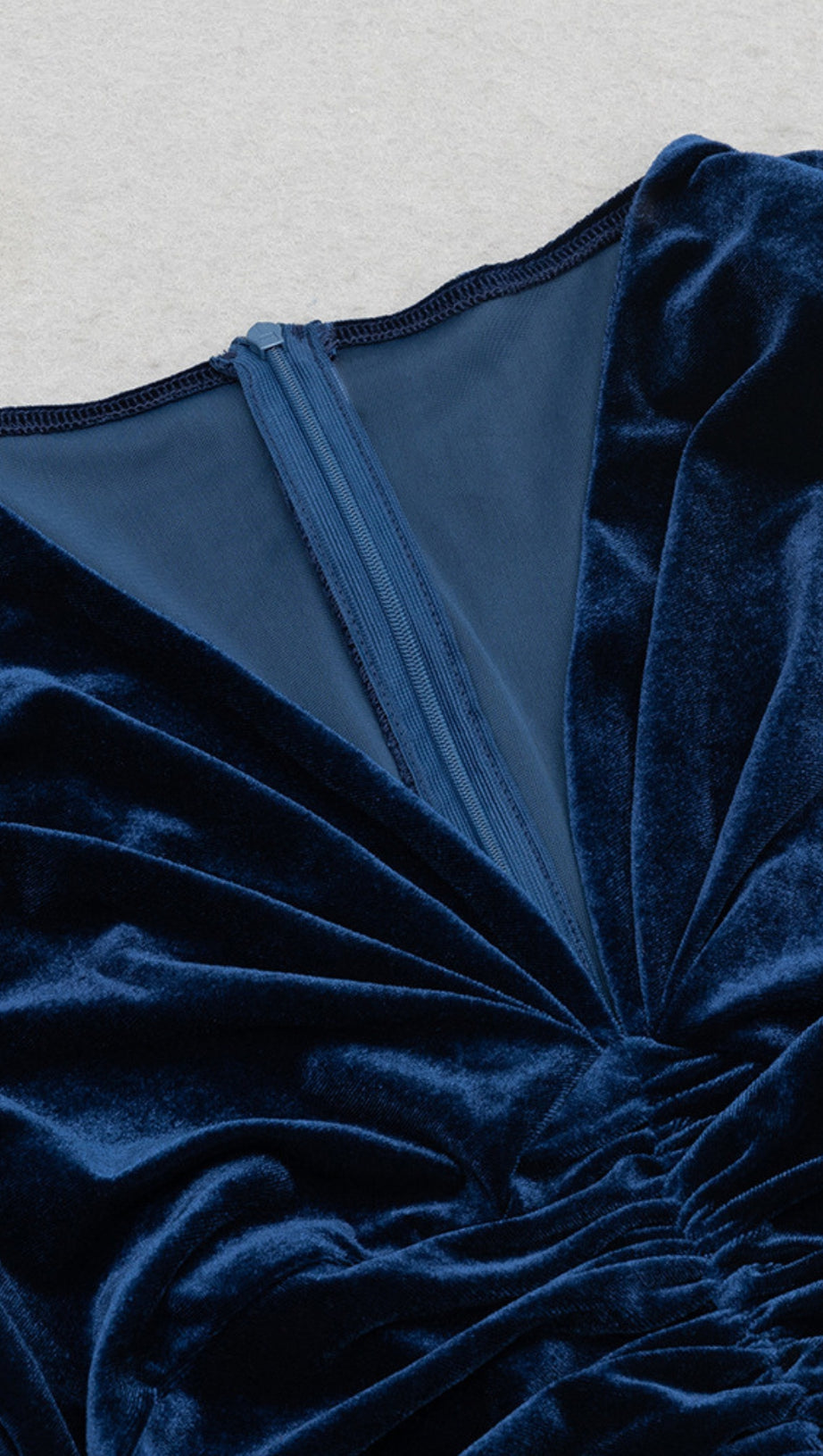 Samt-Midikleid im Meerjungfrauenstil mit Puffärmeln und Rüschen in Marineblau 