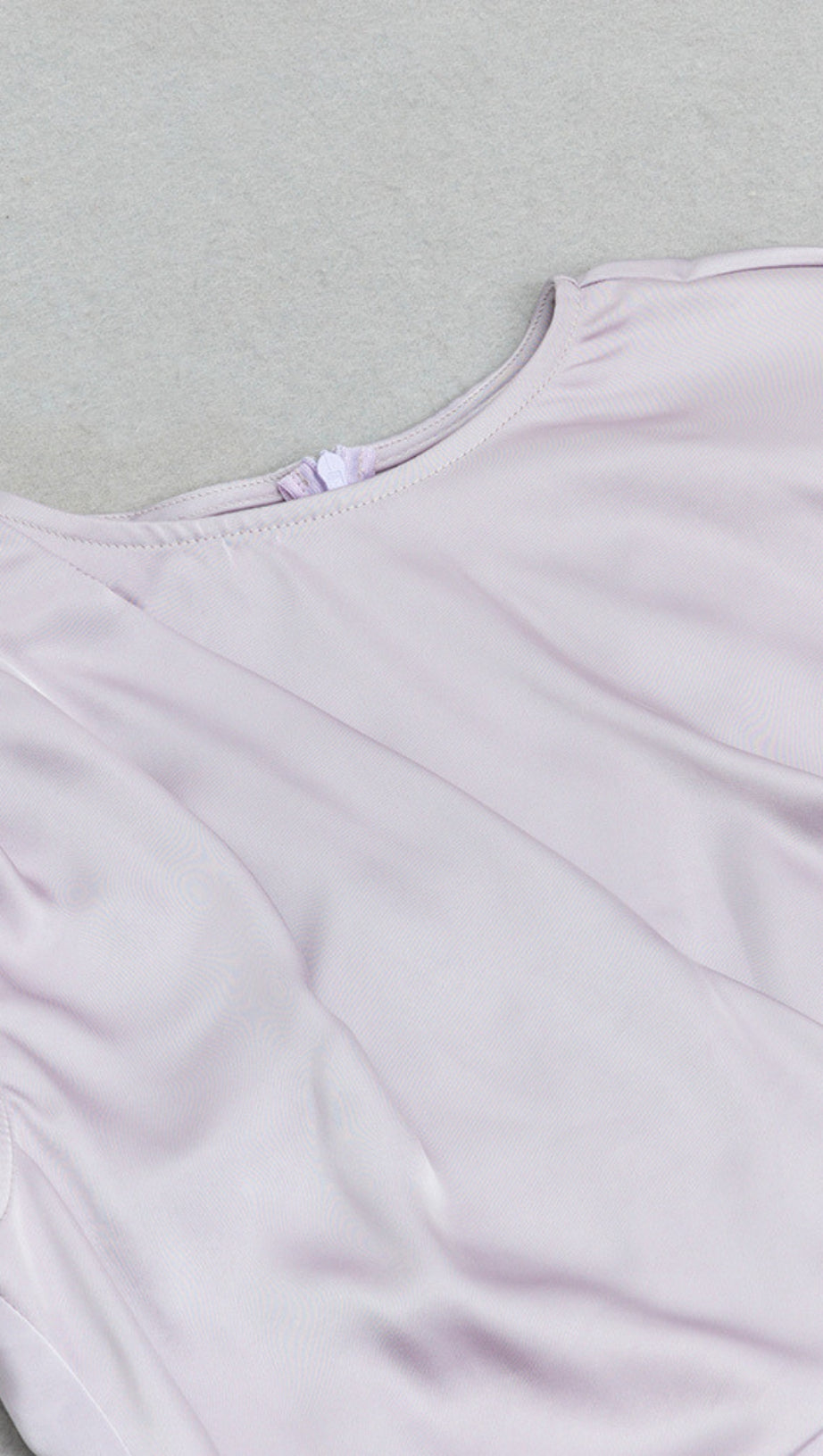 Satin-Midikleid mit gerüschtem Schlitz und Knopfbesatz in Flieder