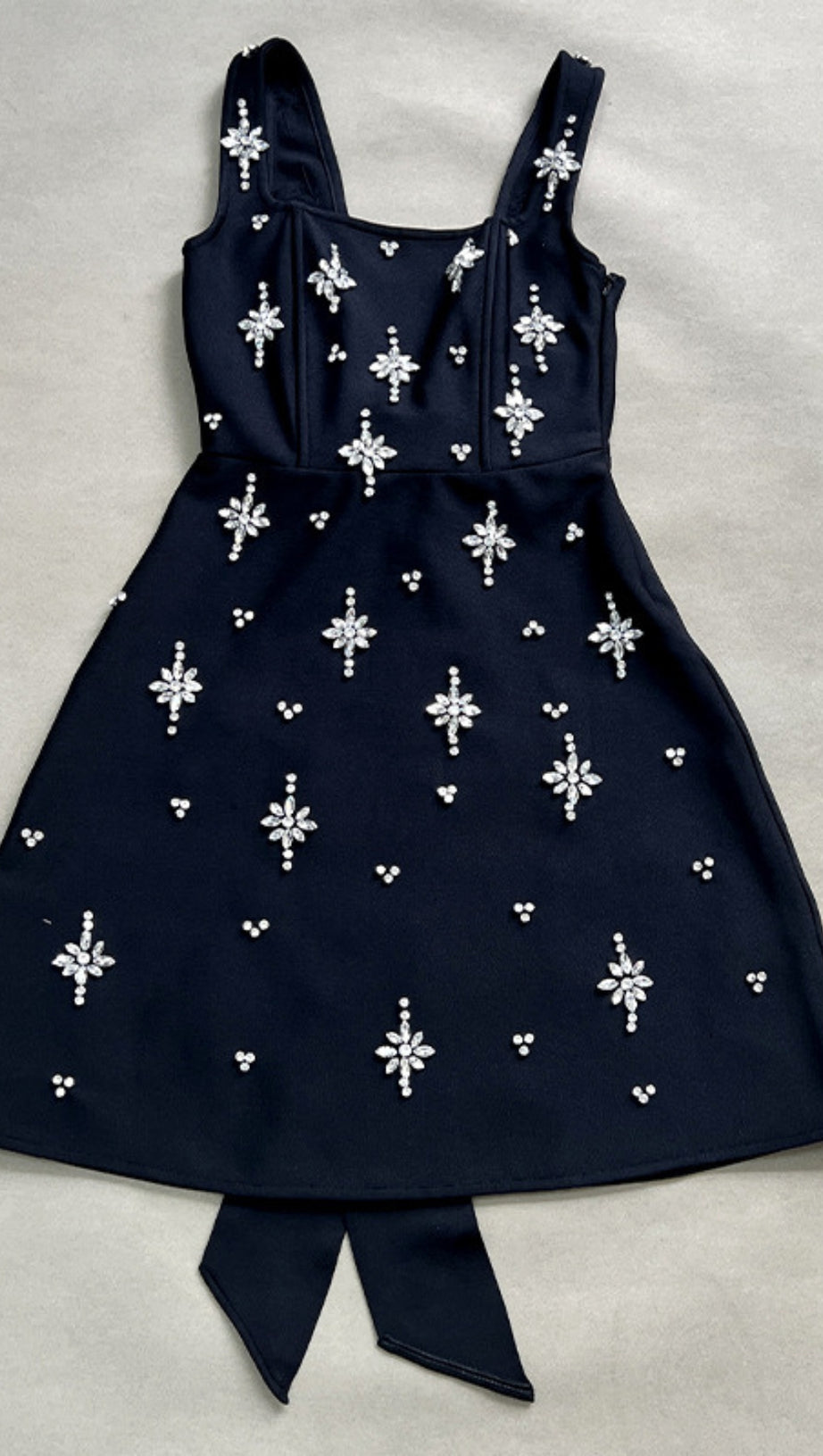 Schwarzes Minikleid mit quadratischem Ausschnitt und Strassverzierung