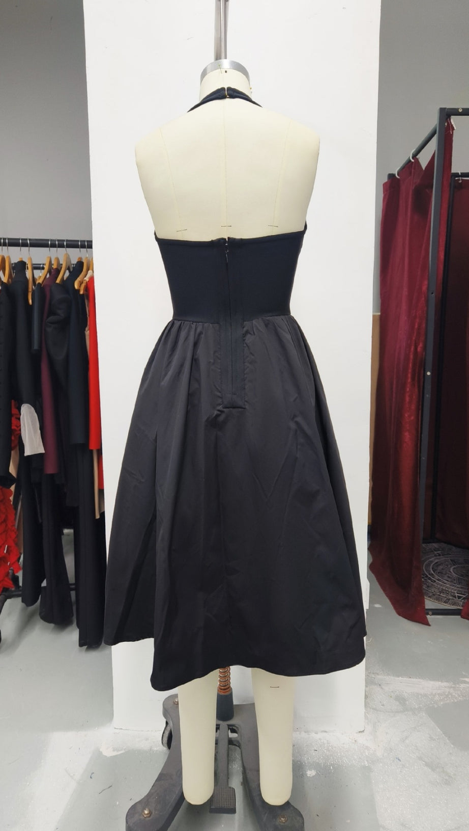 ABITO MIDI SVASATO CON FIOCCO E COLLO ALL'APERTO IN NERO