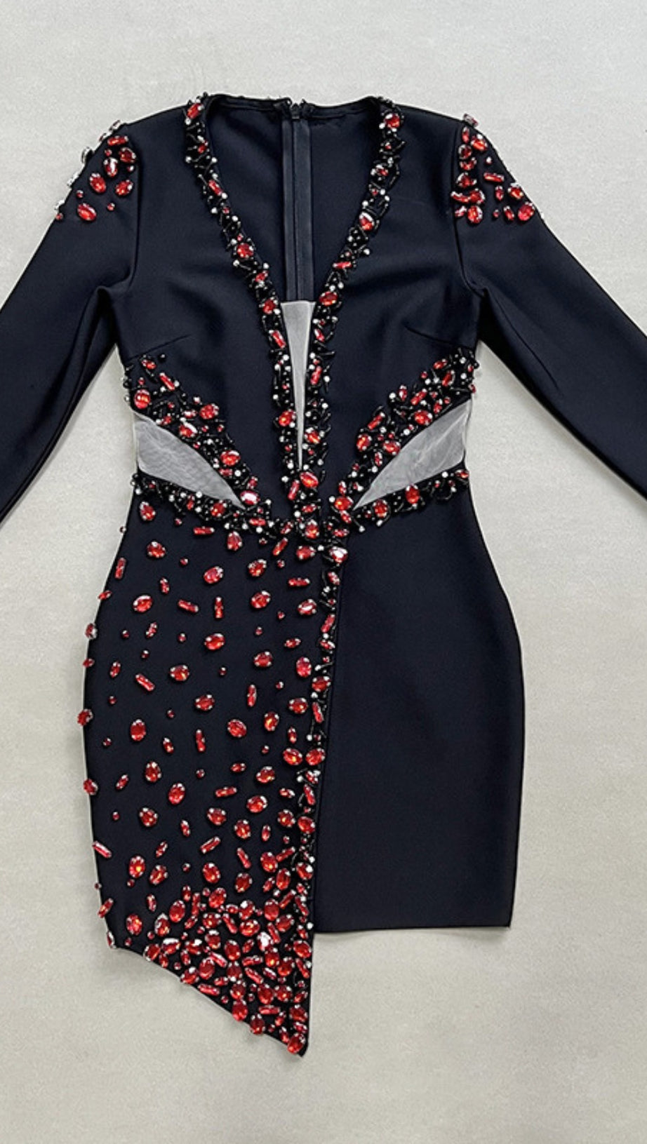 MINI ABITO NERO CON SCOLLO PROFONDO E STRASS ROSSI