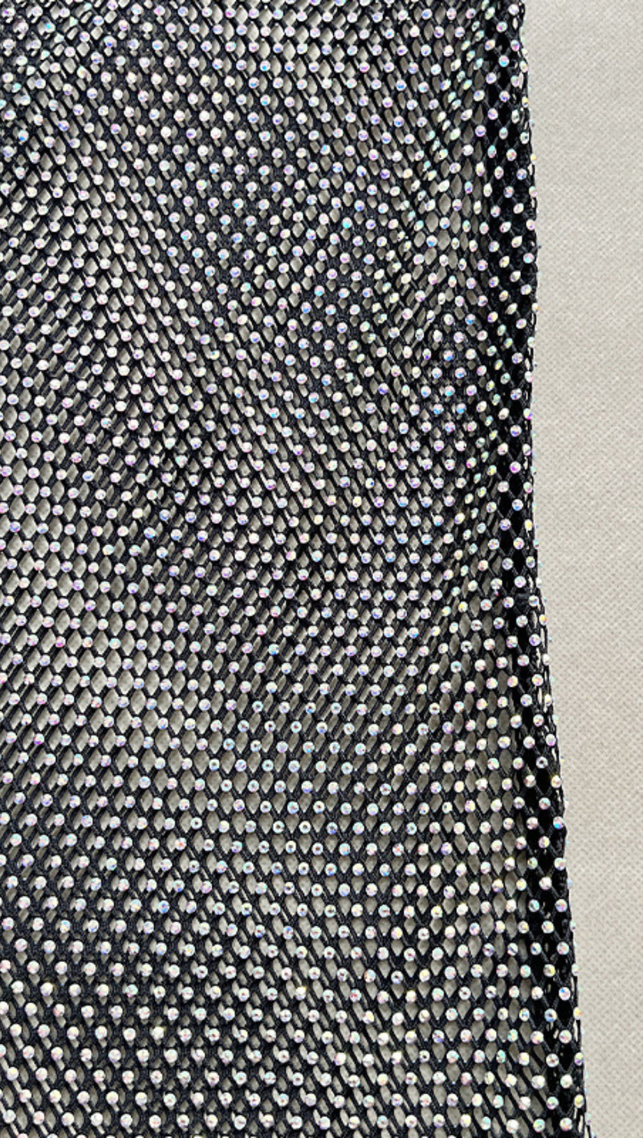 Ärmelloses Midikleid mit Netzfransen in Schwarz