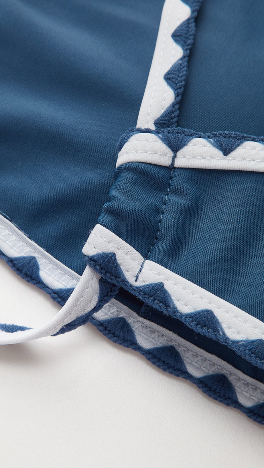 BIKINI CON TAGLIO A CONTRASTO E ANNODATO