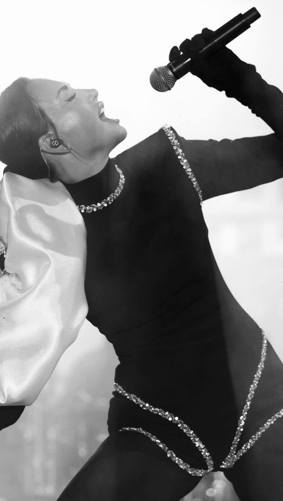 TUTINA A MANICHE LUNGHE CON COLLO ALTO E BORDI IN STRASS E CATENA, COLORE NERO