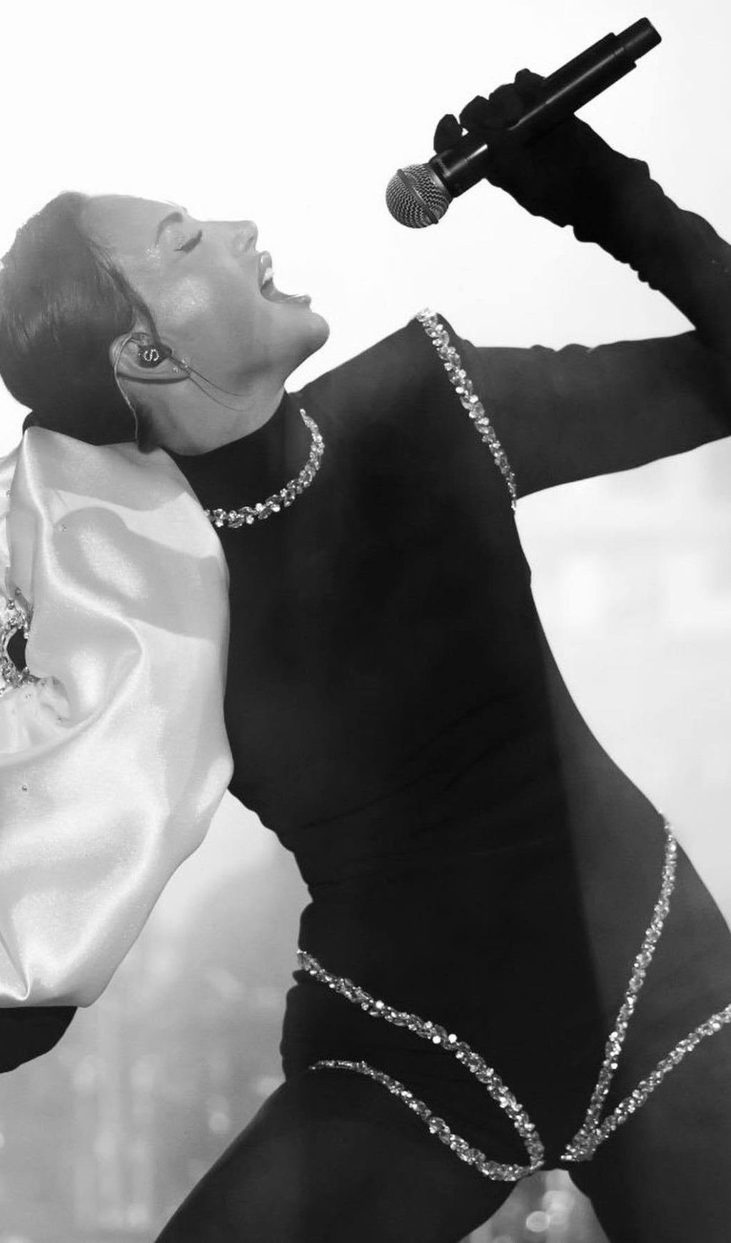 TUTINA A MANICHE LUNGHE CON COLLO ALTO E BORDI IN STRASS E CATENA, COLORE NERO