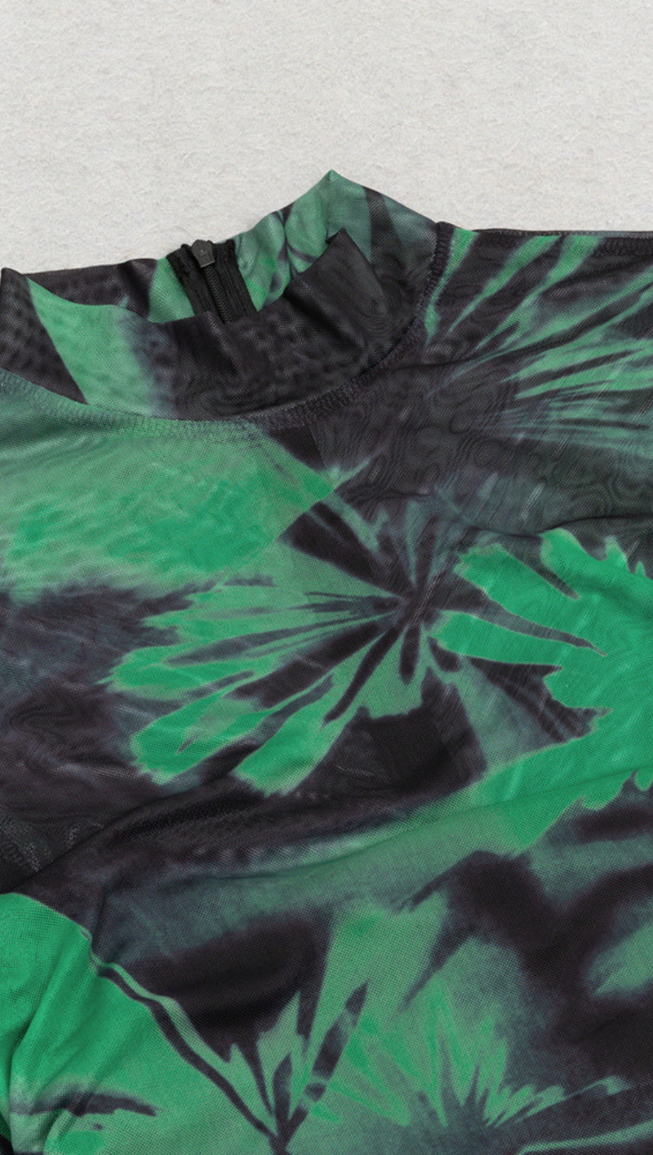 Geblümtes, hochgeschlossenes, gerüschtes Midikleid aus Netzstoff in Grün 