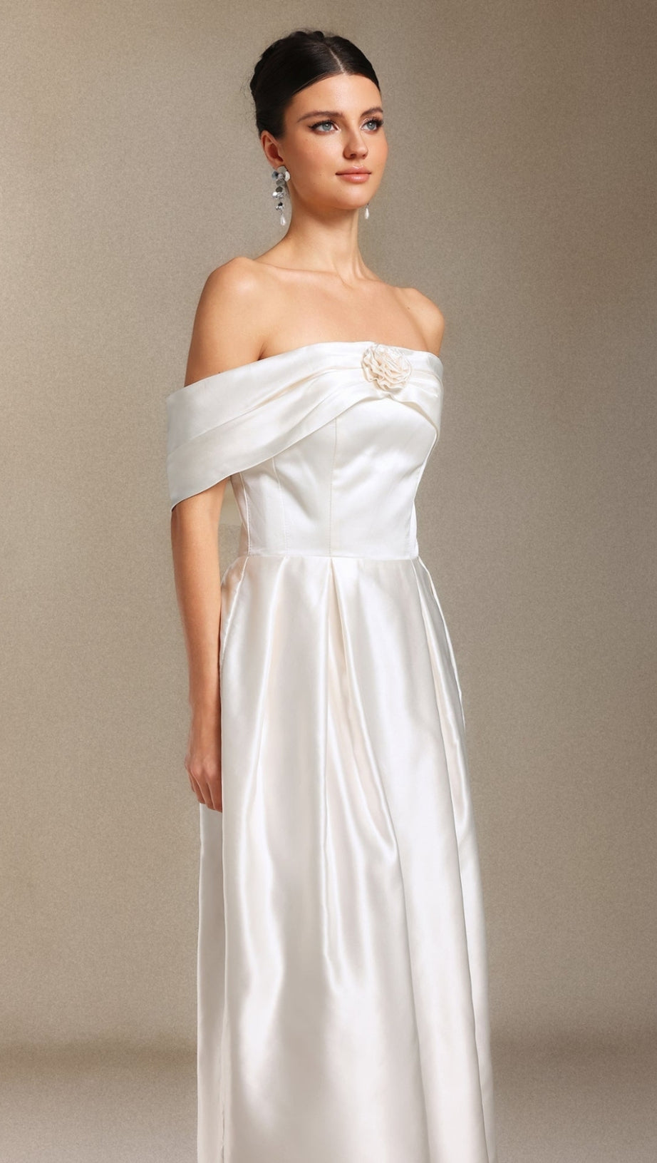 DONNA BARE SHOULDERS FLOWER CYLINDER MAXI DRESS IN WHITE