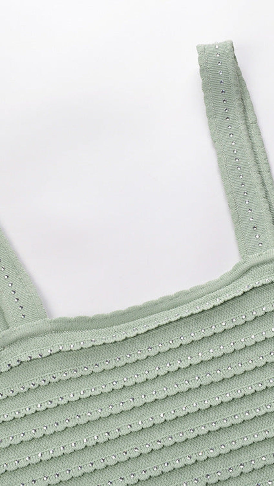 Kurzes Stricktop mit Strassbesatz in Mandelgrün