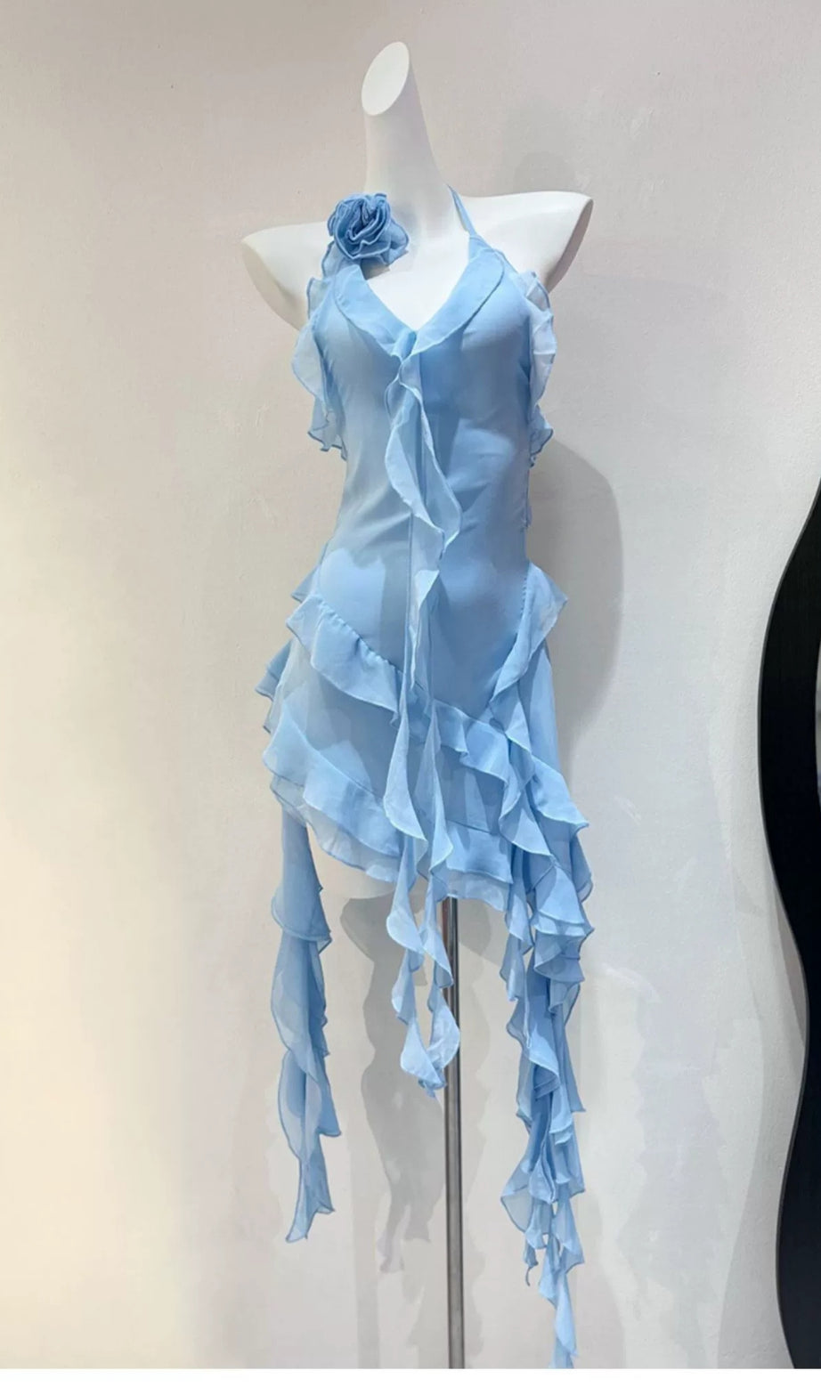 BLAUES MINIKLEID MIT RÜSCHEN UND NECKHOLDER-AUSSCHNITT