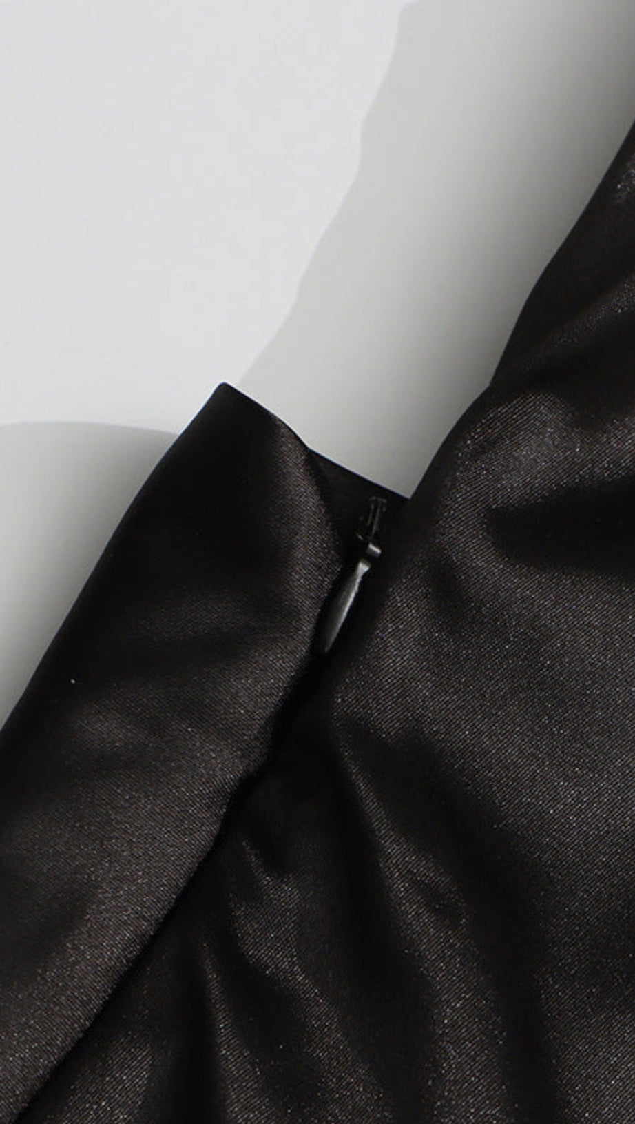 ABITO CORTO SENZA MANICHE CON FIORI 3D CHERYL IN NERO