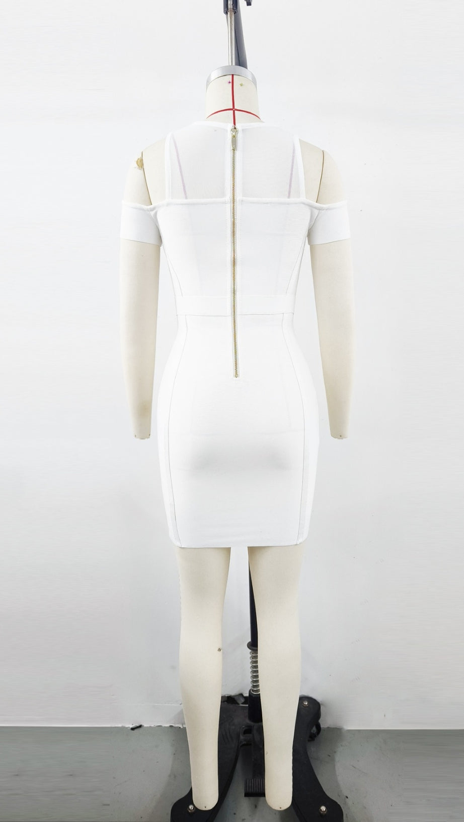 MINI ABITO ADERENTE CON SPALLE FREDDE E TAGLIO BIANCO