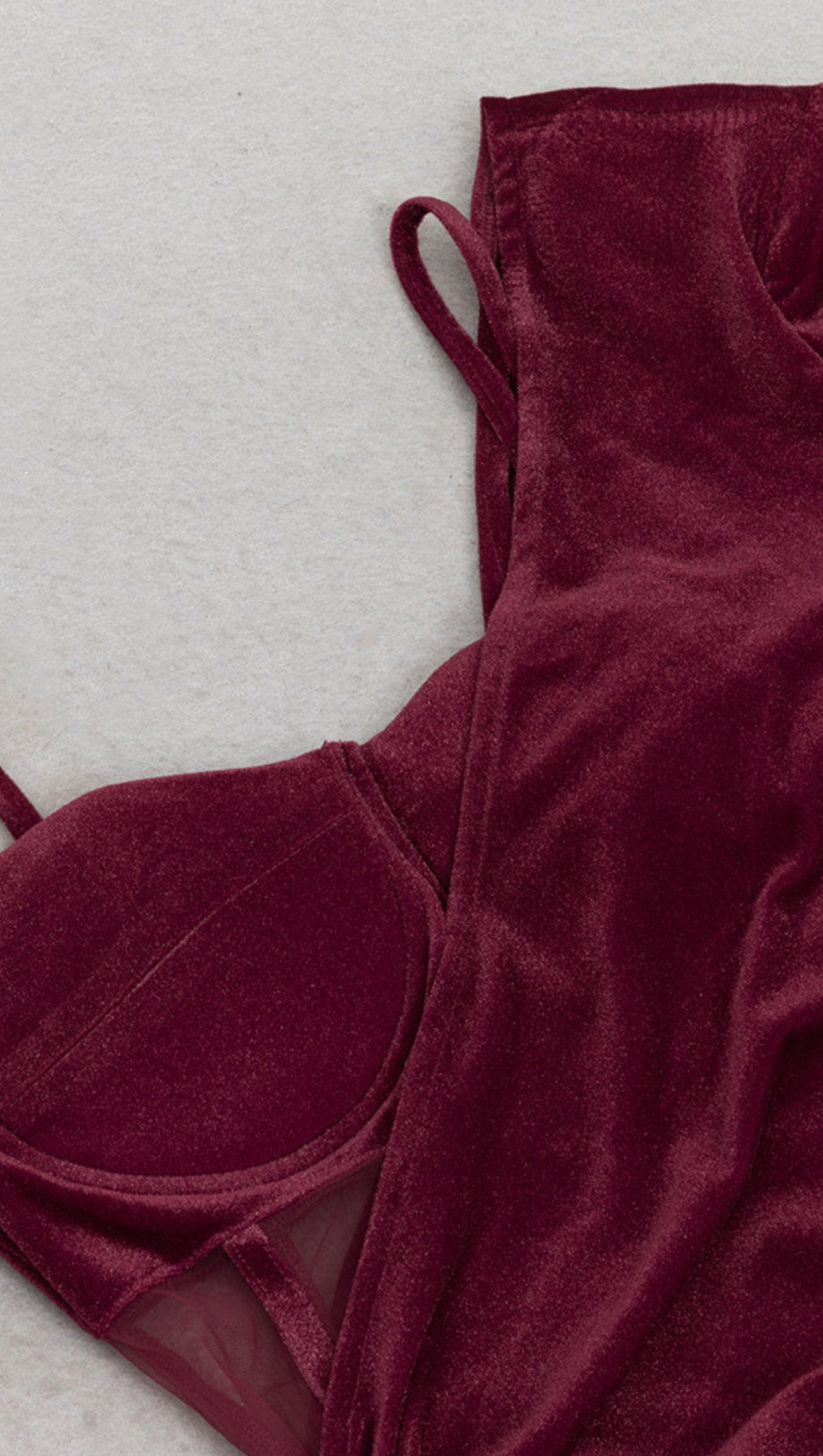 Samt-Midikleid mit One-Shoulder-Mesh-Akzent in Dunkelrot