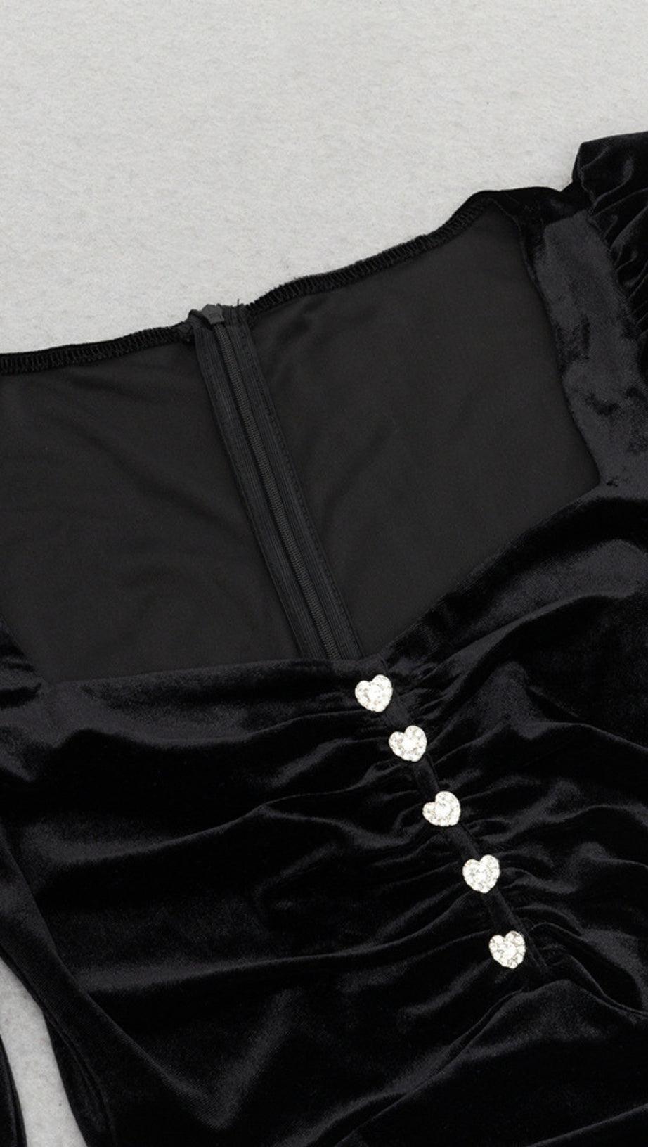 Samt-Meerjungfrauenkleid mit Puffärmeln und Knöpfen in Schwarz