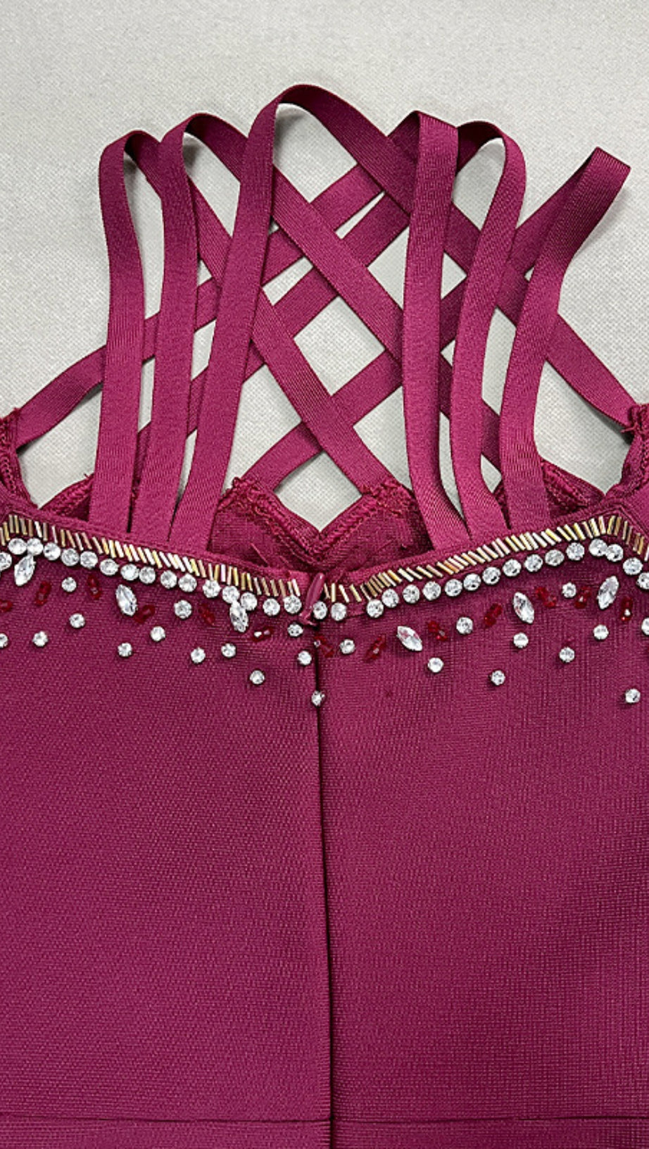 Schulterfreies, mit Strass verziertes Midikleid in Burgunderrot