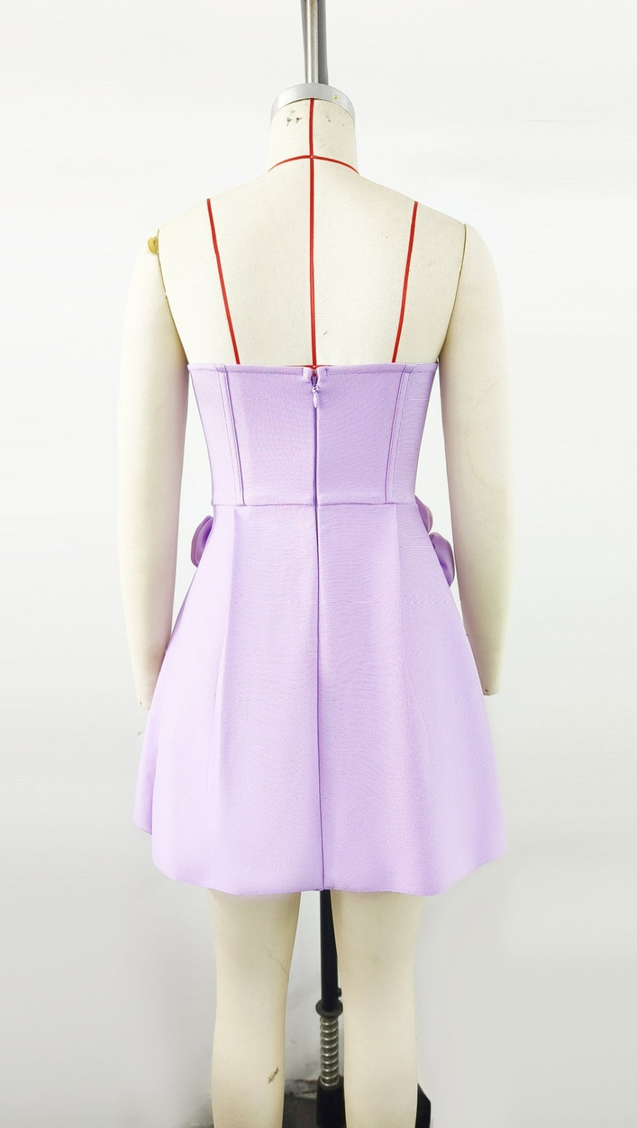 Trägerloses Minikleid mit Blumenband in Lila