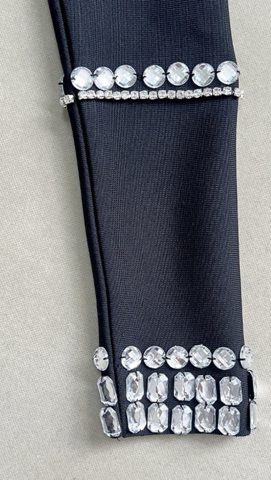 Schwarzes Minikleid im Blazer-Stil mit Strassverzierung