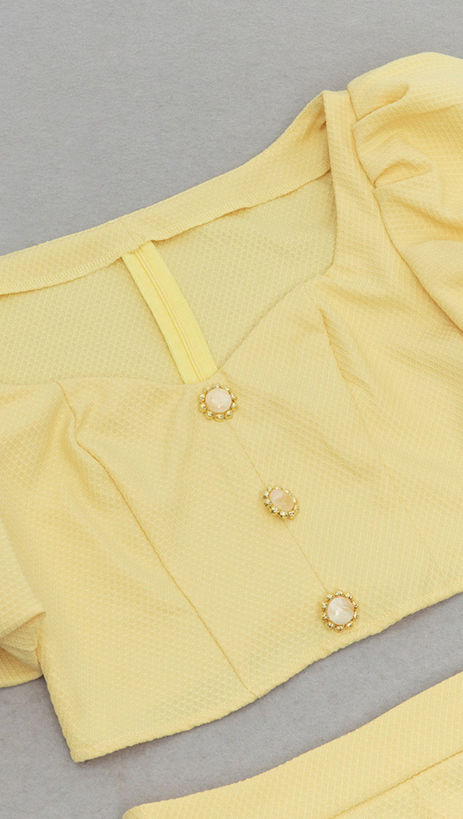 Set aus geknöpftem Crop-Top mit Puffärmeln und Meerjungfrauenrock in Gelb