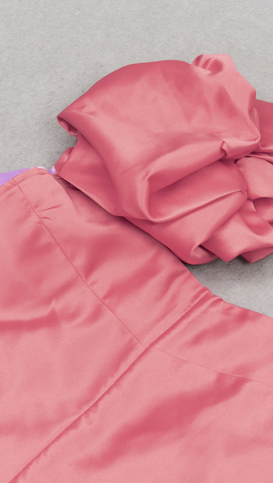 Schulterfreies Midikleid mit Puffärmeln und Gürtel in Pink