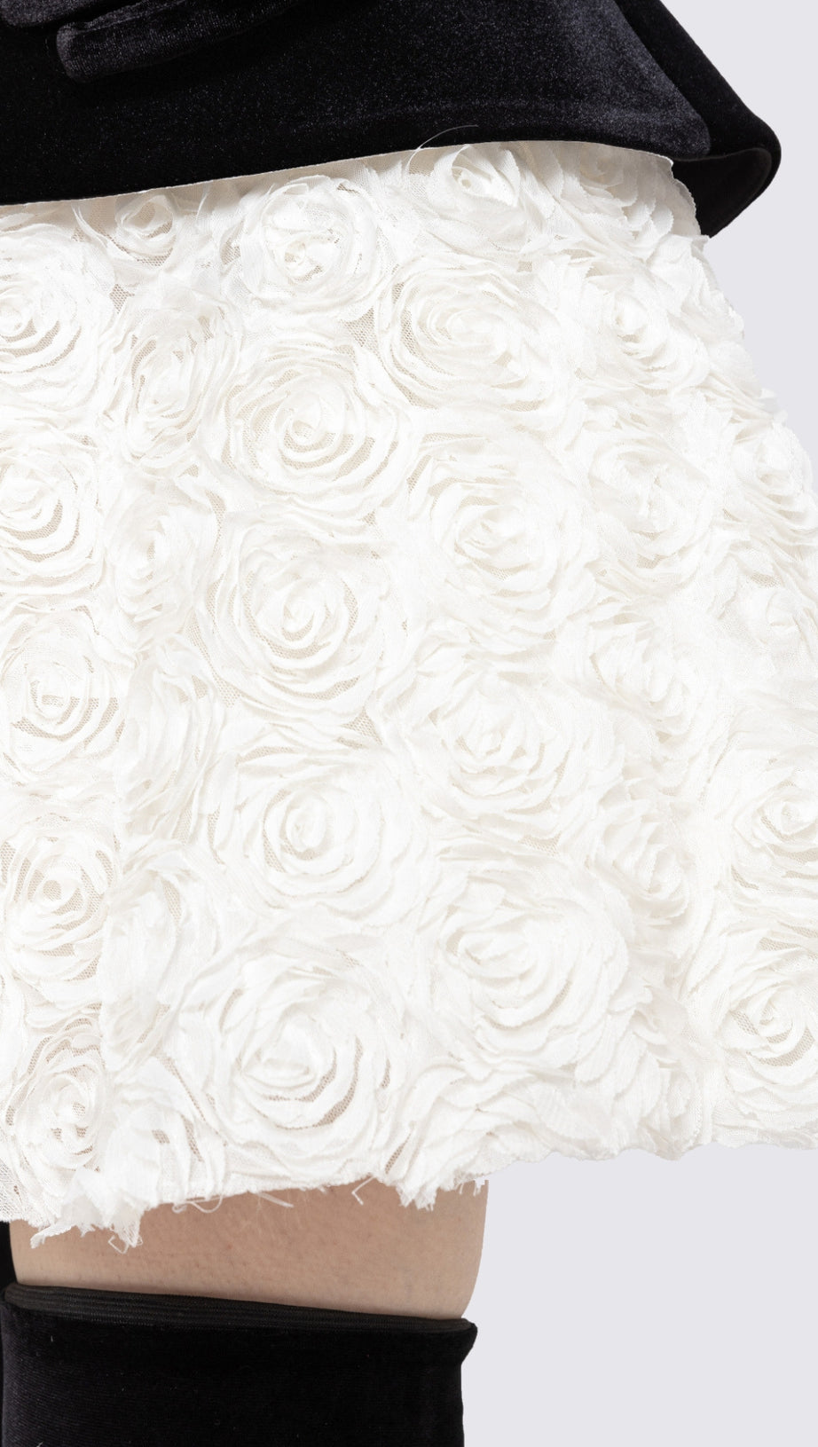 Trägerloses, zweifarbiges Minikleid mit Blumenmuster in Schwarz