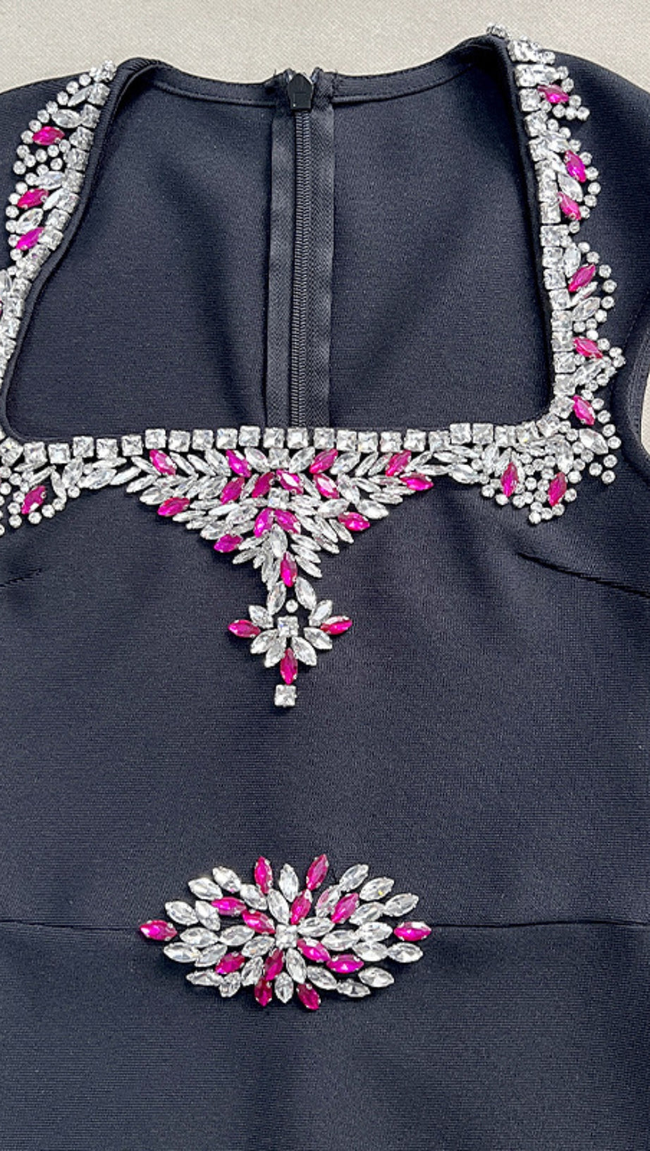 Schwarzes Midikleid mit quadratischem Ausschnitt und rosa Strassverzierung