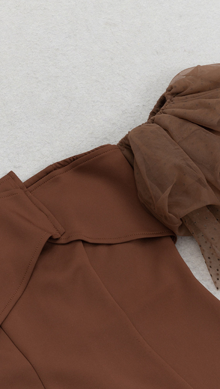 Schulterfreies Midikleid mit Tüllärmeln in Braun