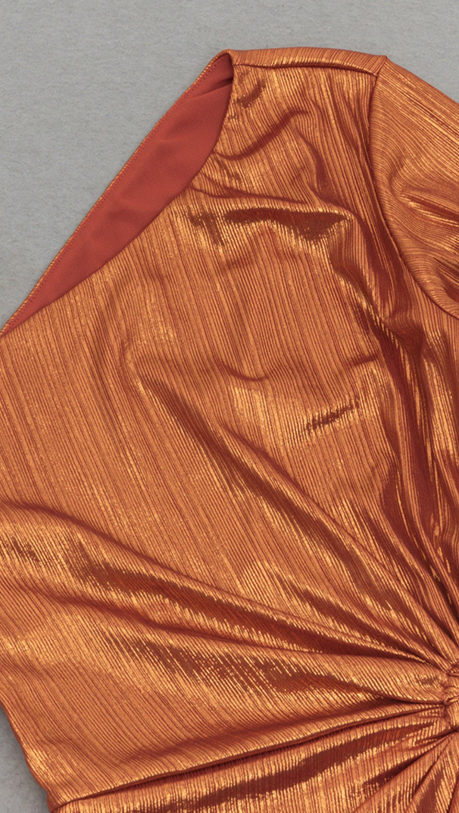 Asymmetrisches Metallic-Kleid mit One-Shoulder-Rüsche in Bronze