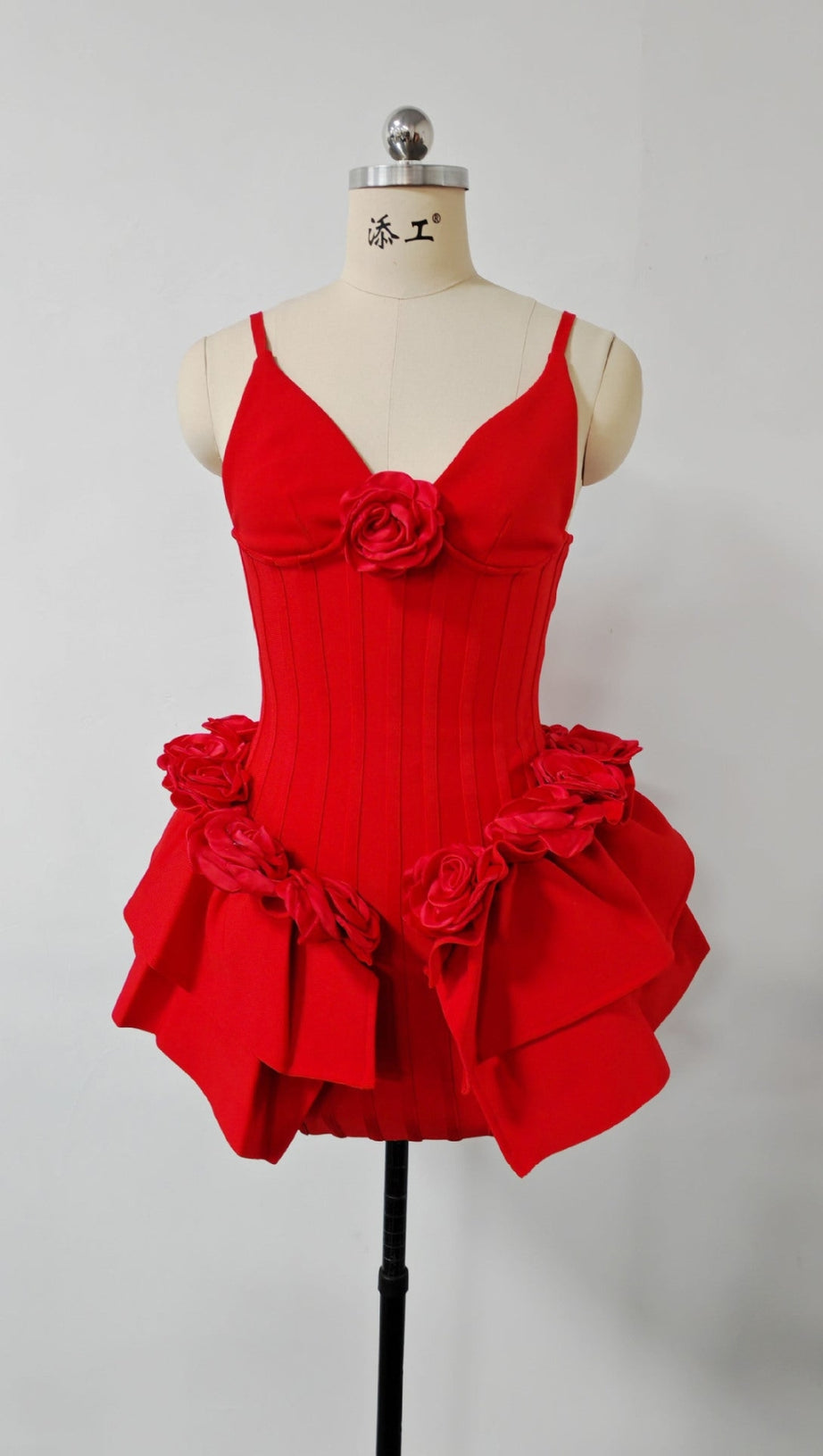 MINI ABITO MARCIA SENZA MANICHE CON PAILLETTES E FIORI IN ROSSO