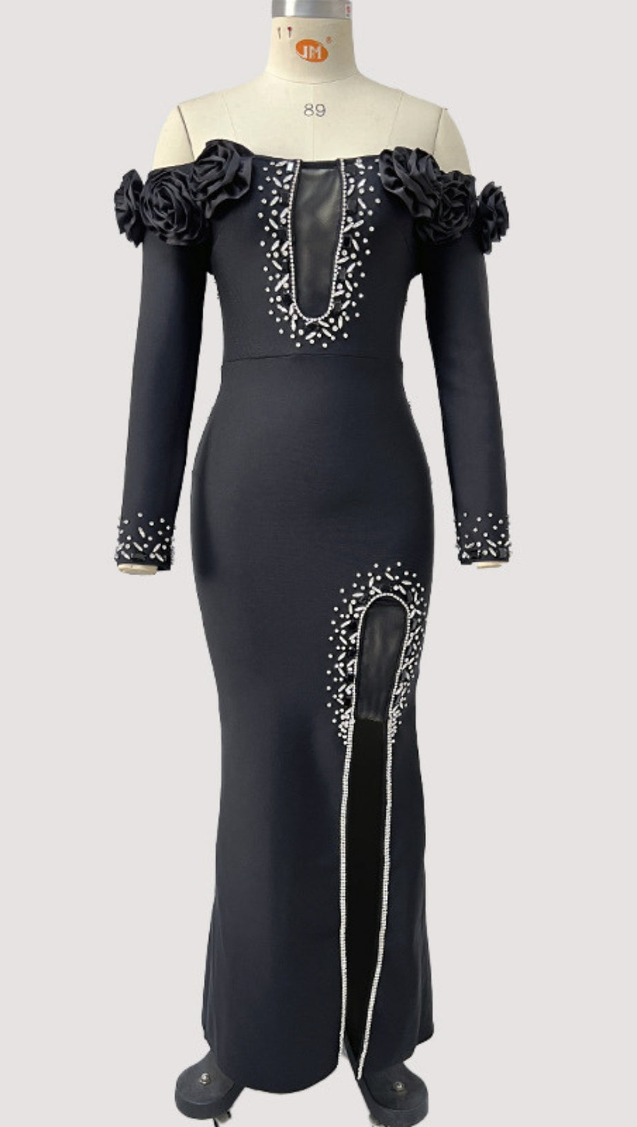 Schulterfreies Kleid mit Blumenbesatz und Strassverzierung in Schwarz