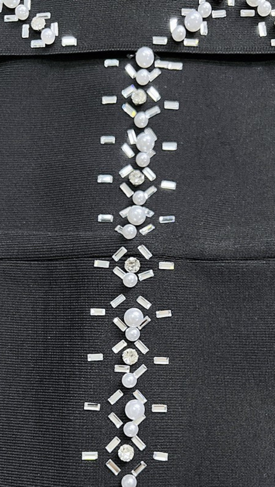 Schulterfreies, mit Strass verziertes Midikleid in Schwarz