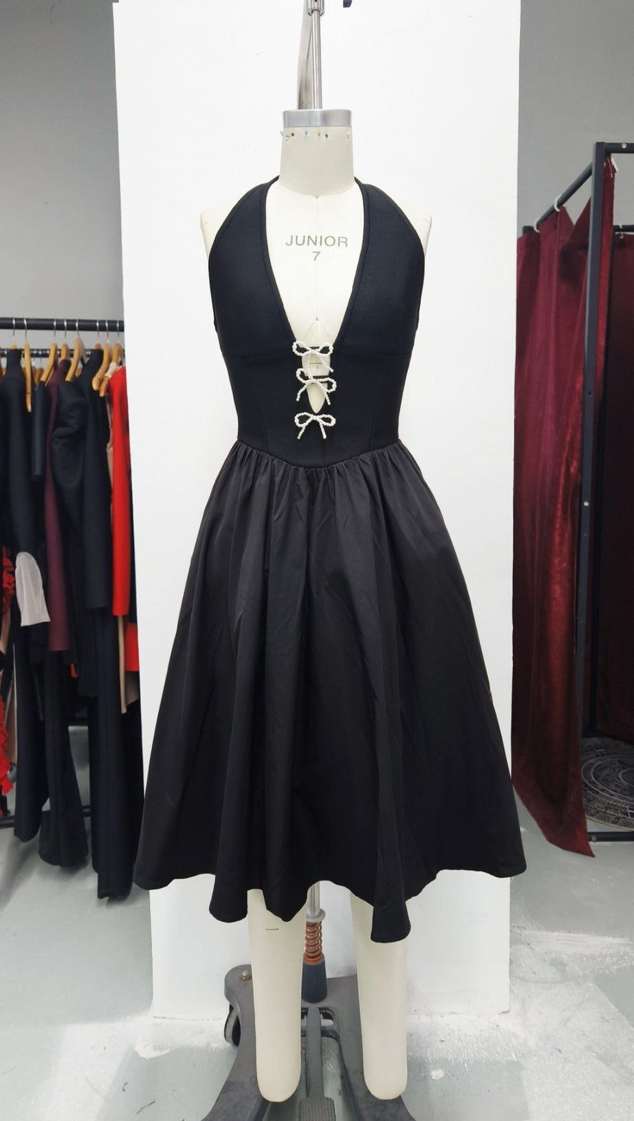 ABITO MIDI SVASATO CON FIOCCO E COLLO ALL'APERTO IN NERO