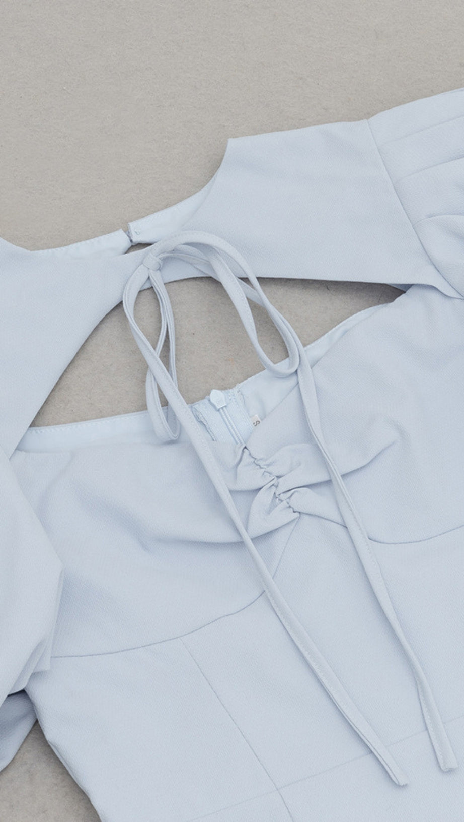 Midikleid mit Puffärmeln und Cutout auf der Rückseite in Hellblau