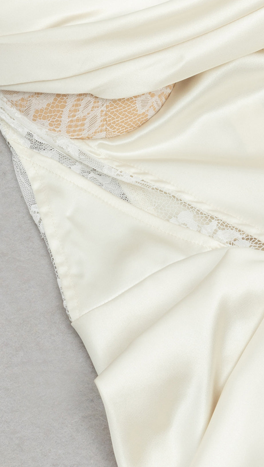 Schulterfreies Midikleid aus Satin mit Schleife und gerüschten Trägern in Elfenbein