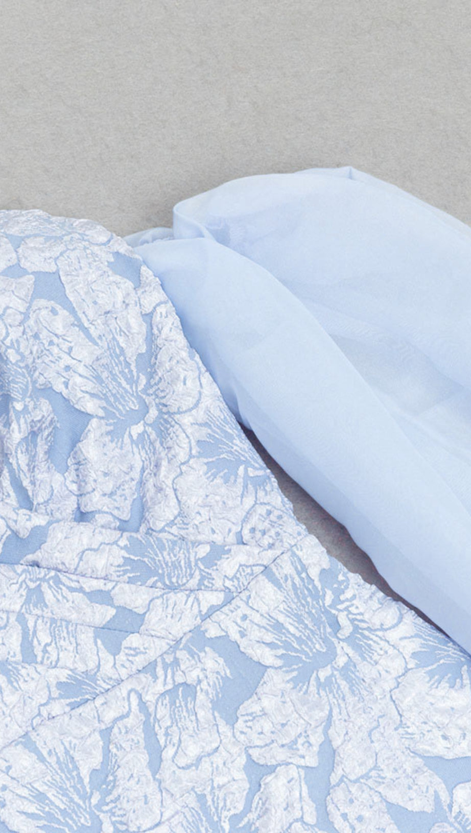 Schulterfreies Midikleid aus geblümtem Brokat mit Gürtel in Hellblau