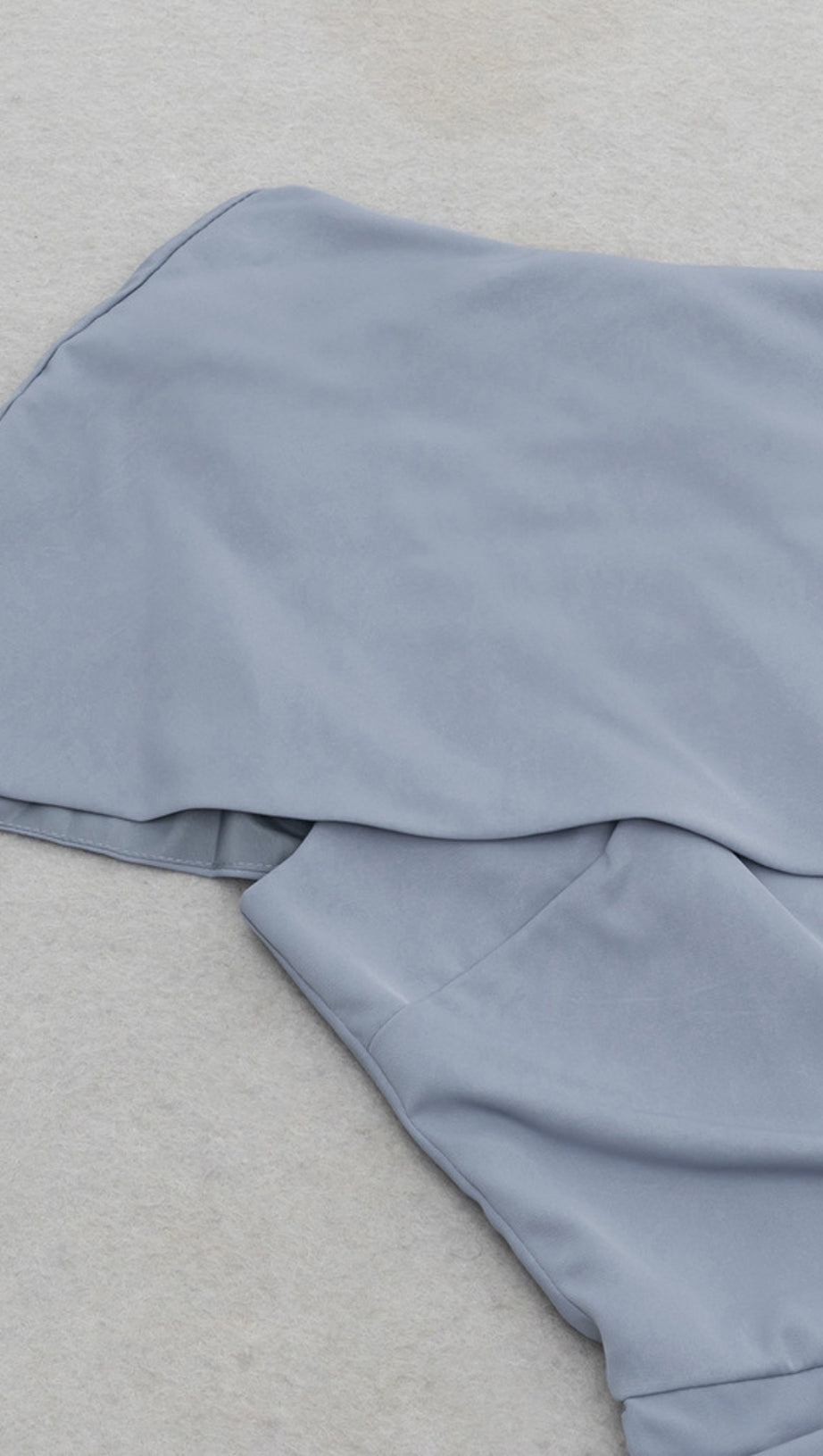 Asymmetrisches Wickel-Midikleid mit One-Shoulder-Träger und Rüschen in Marineblau