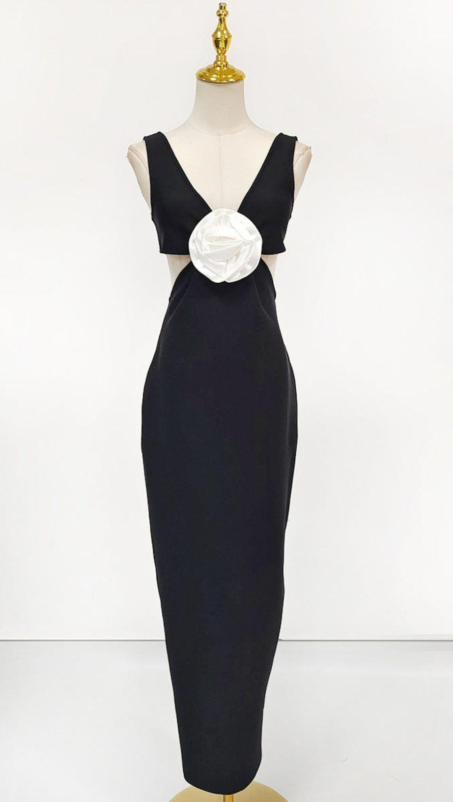 Maxikleid mit V-Ausschnitt und Blumenmuster in Schwarz