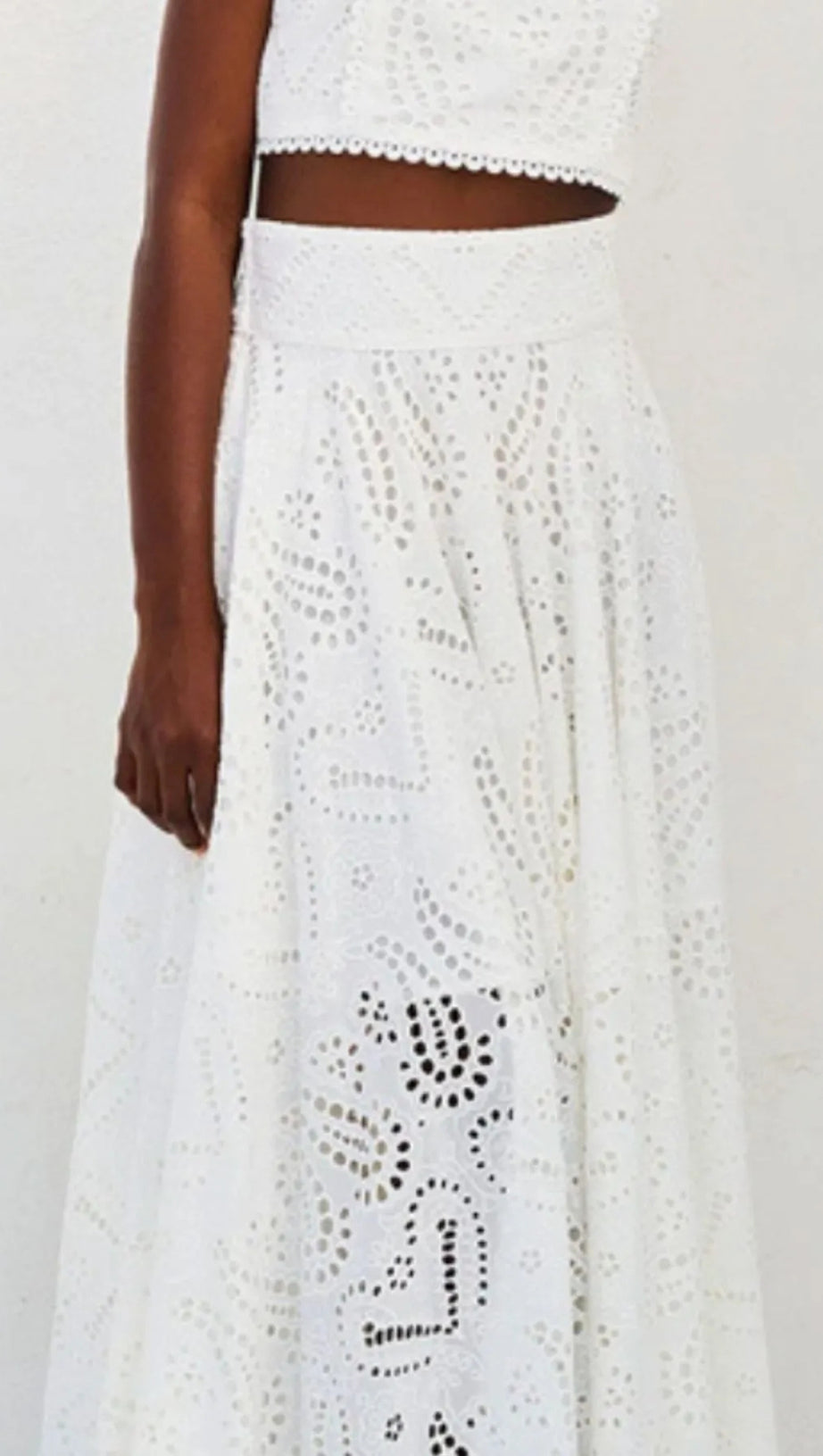 Completo top in pizzo con occhielli e gonna lunga in bianco