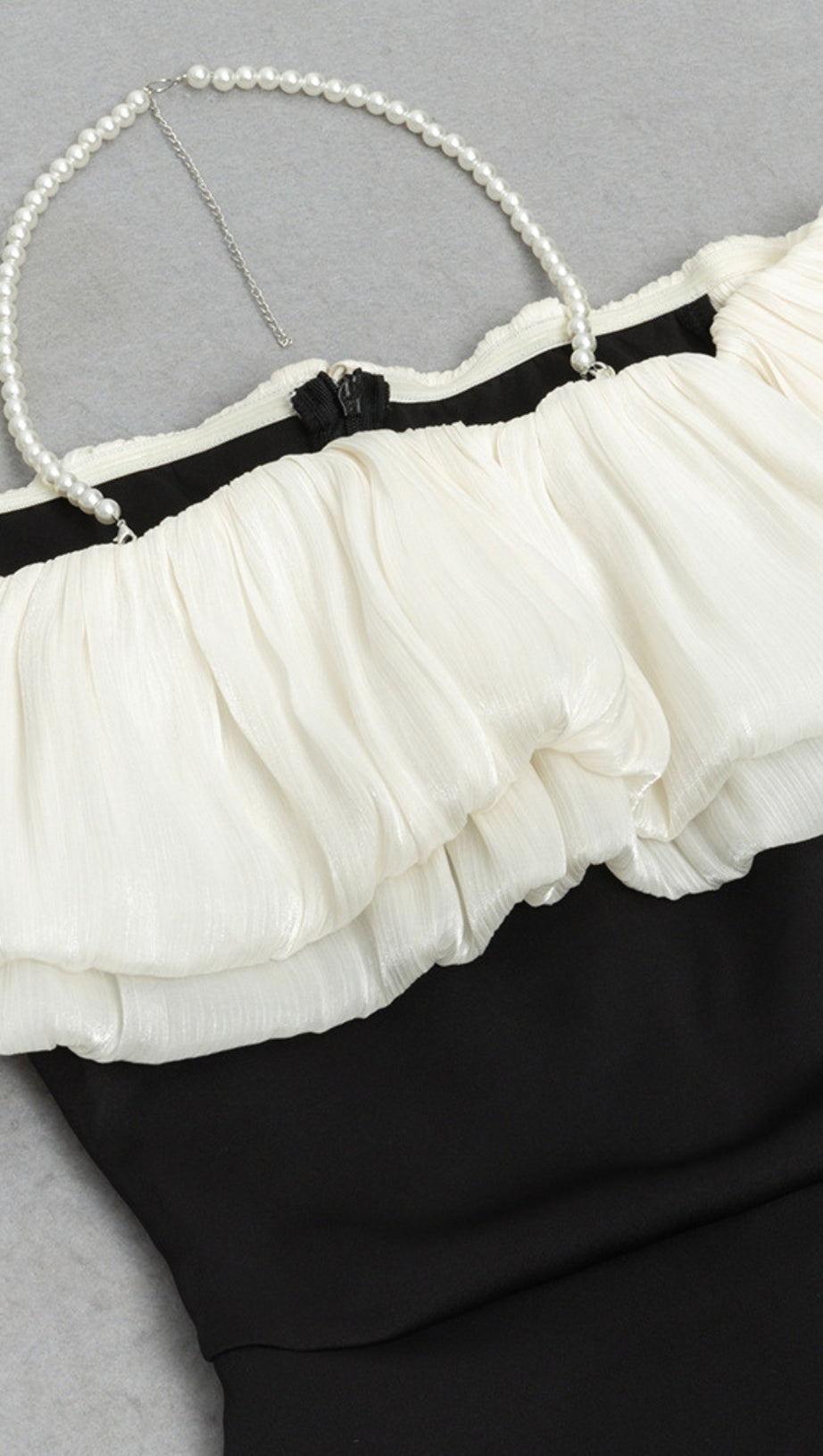 Schulterfreies Midikleid mit Rüschen und Schlitz in Schwarz