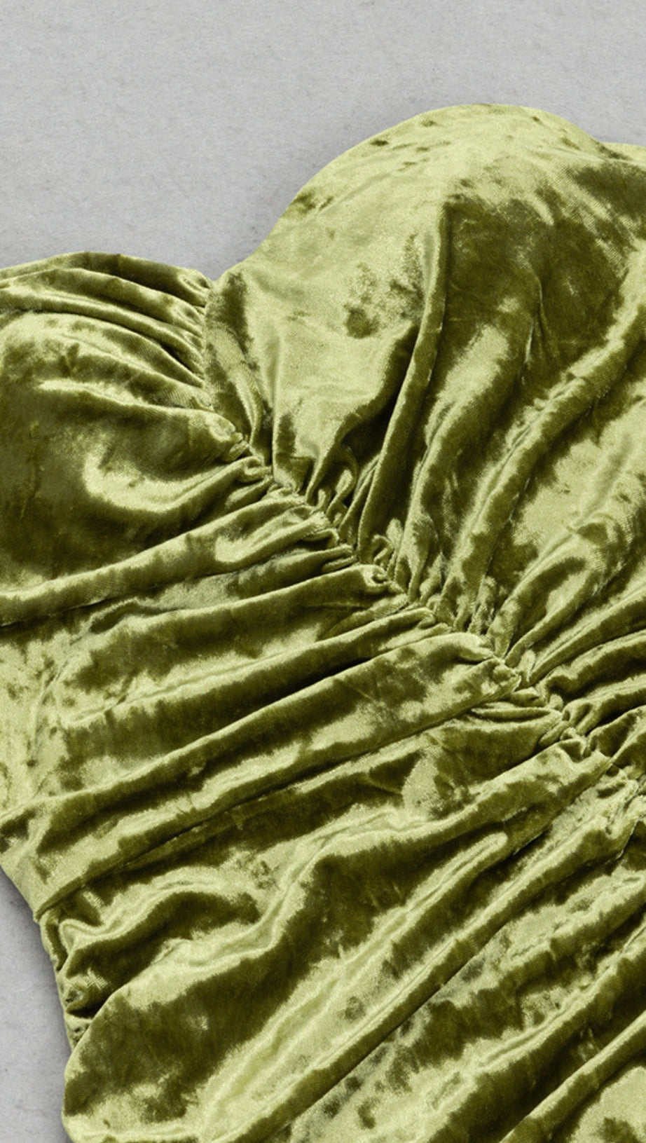 STRAPLESS RUCHED VELVET SLIT MIDI DRESS IN GREEN