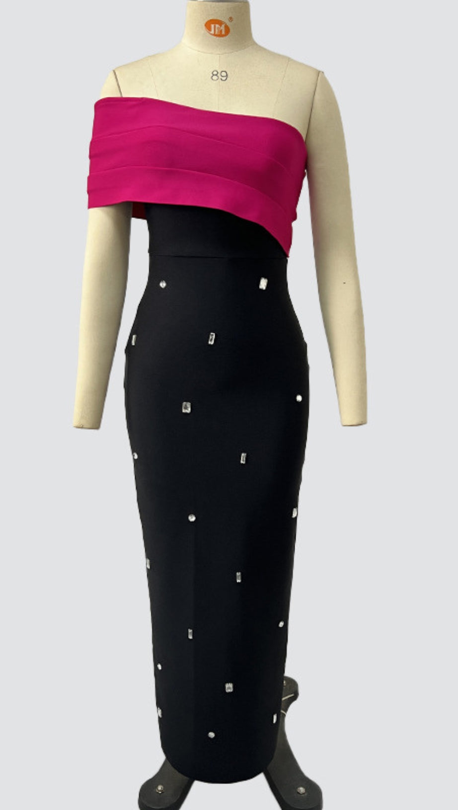 ABITO MIDI CON SPALLE SCOPERTE E STRASS, COLOR ROSSO ROSA