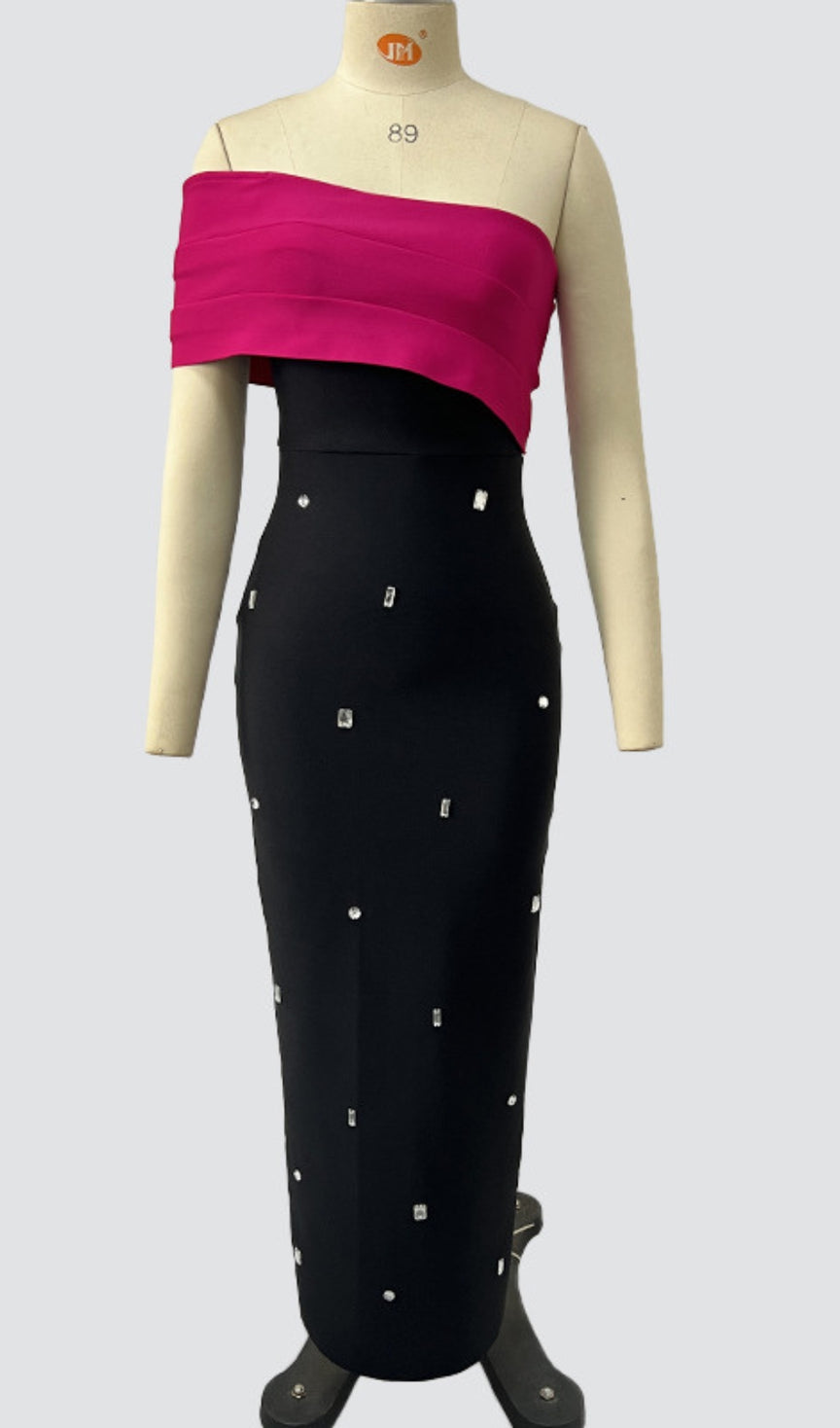 ABITO MIDI CON SPALLE SCOPERTE E STRASS, COLOR ROSSO ROSA